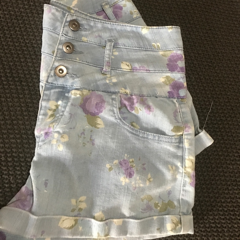 High-waisted flower shorts